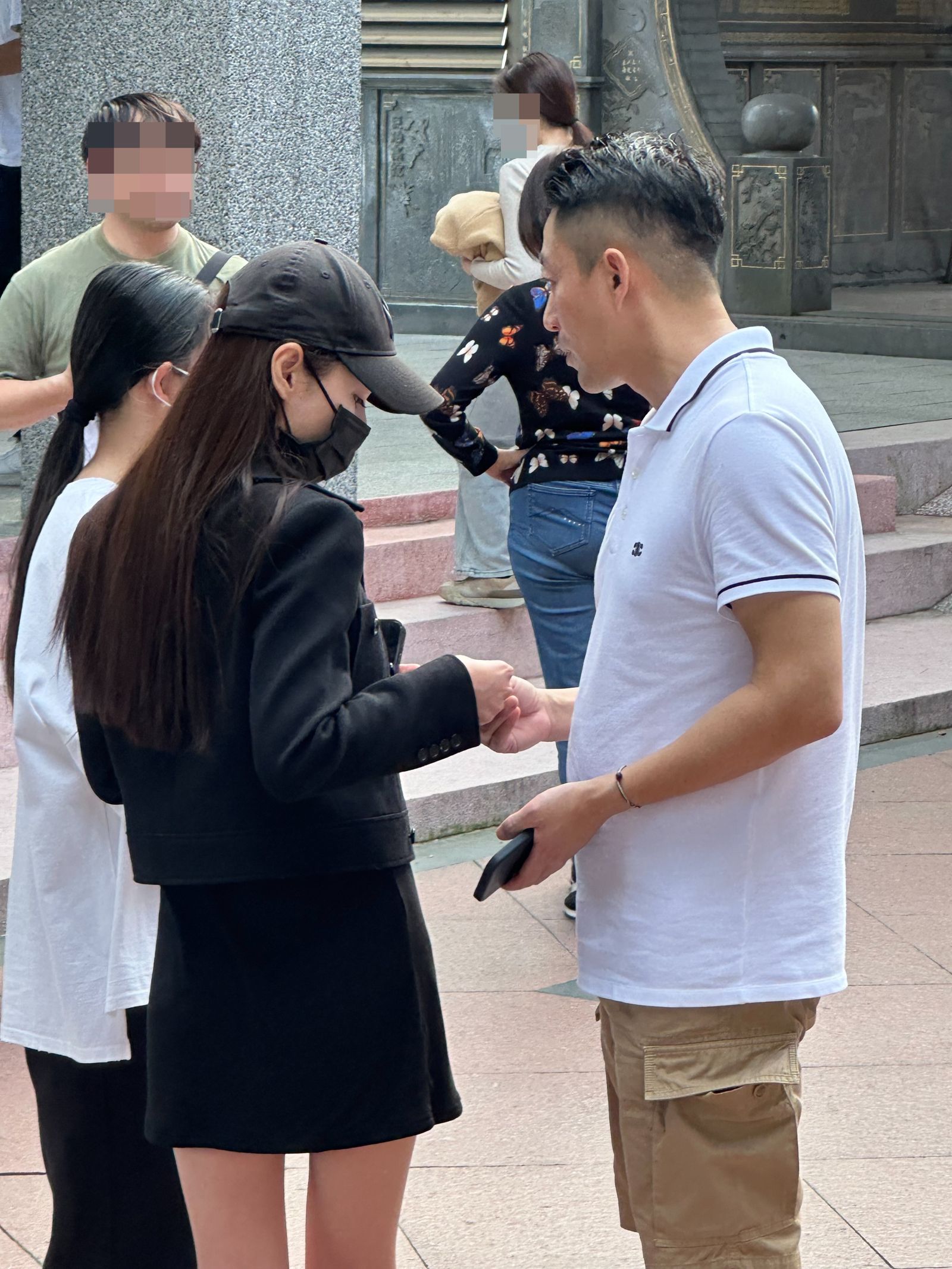 馬筱梅（中）帶著汪小菲女兒（左）現身會合。（圖／鏡週刊，讀者提供）