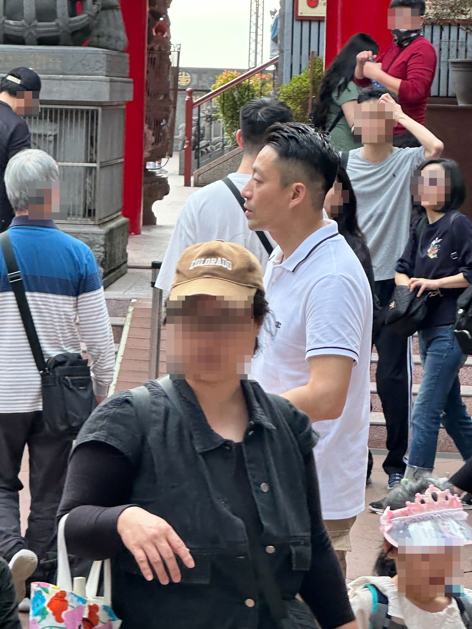 汪小菲在廟前廣場疑似在等馬筱梅。（圖／鏡週刊，讀者提供）