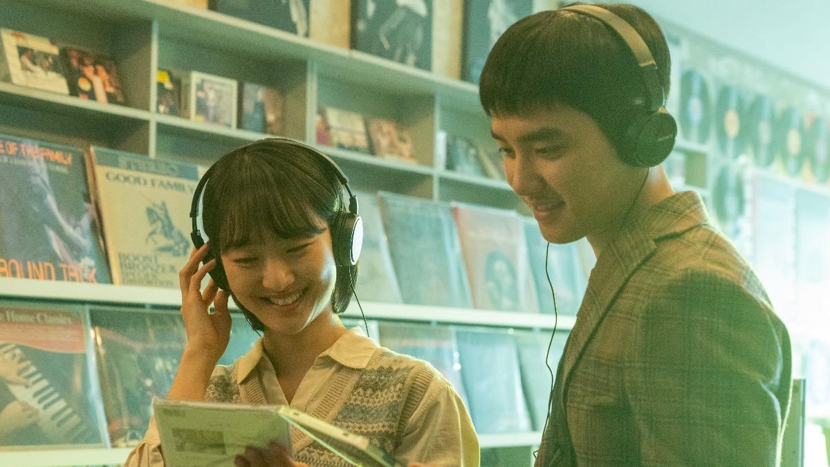 都敬秀拍韓版《不能說的秘密》被逼瘋! 吻2女超害羞:好多人看