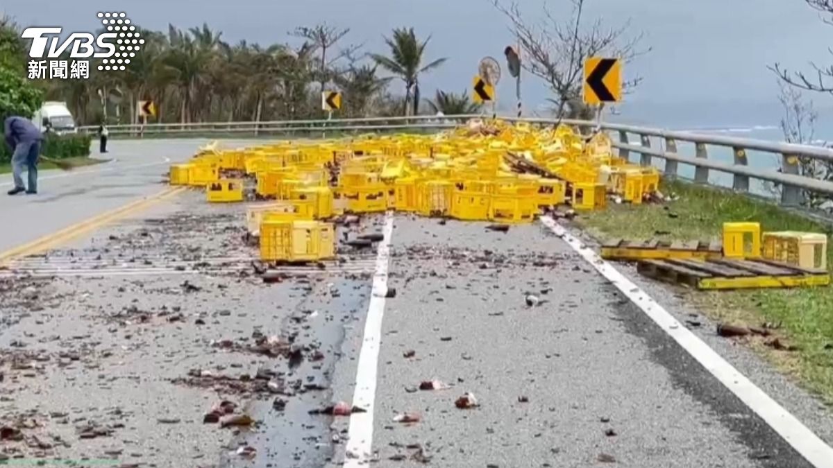 在地好酒? 台11線曳引車過彎「大量米酒噴飛」畫面曝