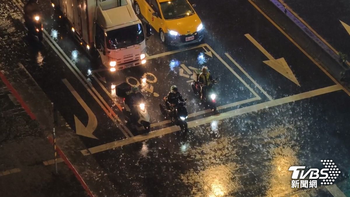 氣象署發布大雷雨即時訊息,提醒台北市、新北市民眾務必慎防劇烈降雨。(圖/陳冠宇攝)