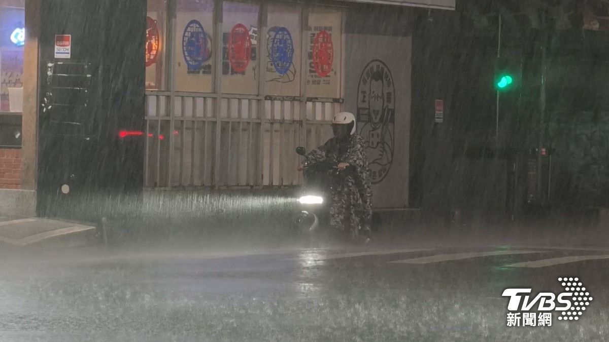 鋒面通過,氣象署對基隆到台中等8縣市發布大雨特報,提醒民眾容易出現短延時強降雨。(圖/陳冠宇攝)