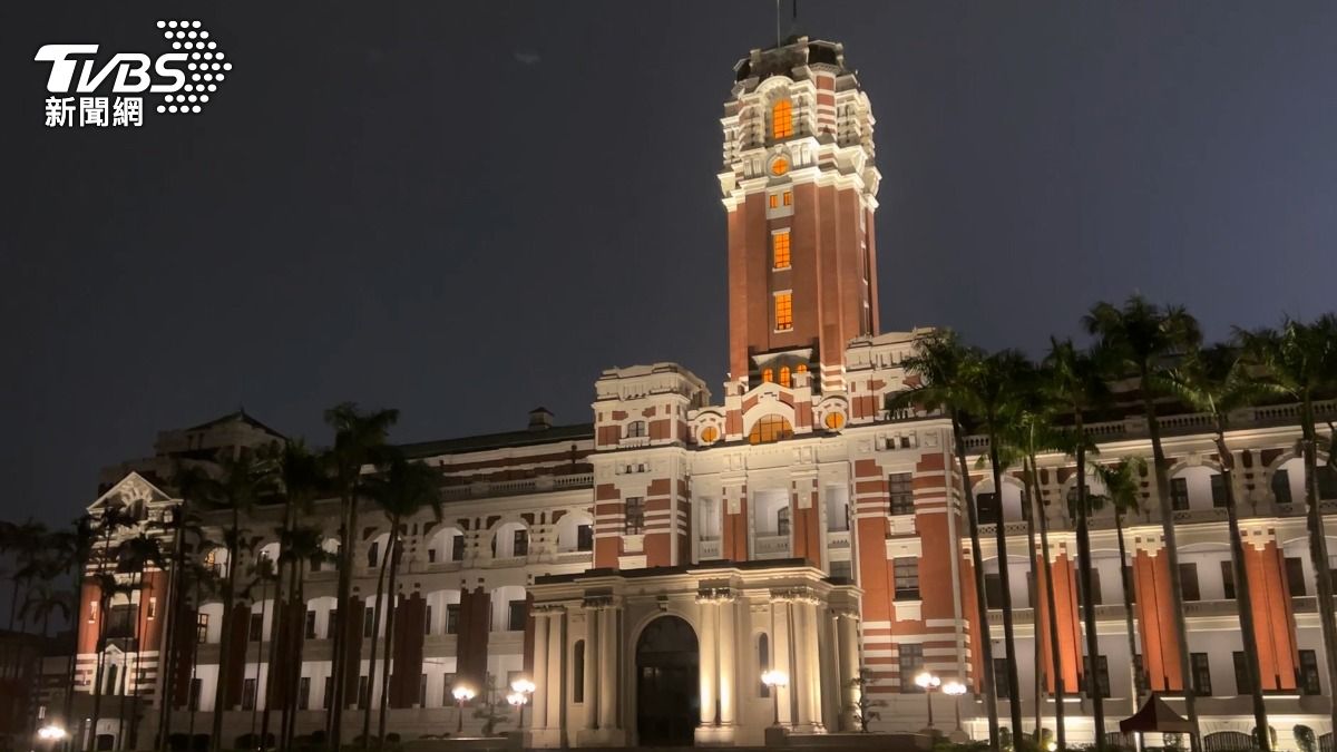 總統府夜間華麗的景觀照明,曾在2020年榮獲「台灣光環境獎」,現因預算問題吹熄美景。(圖/TVBS)
