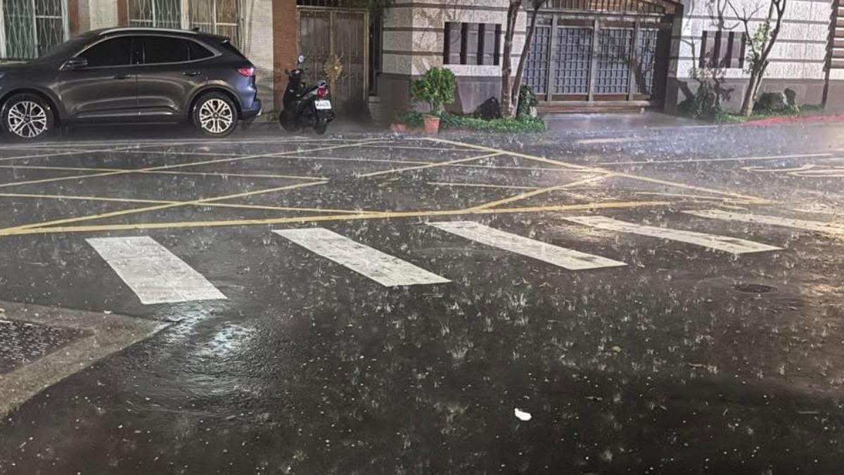 雙北深夜「下冰雹」！外送員送餐途中遭砸急躲：逃命要緊