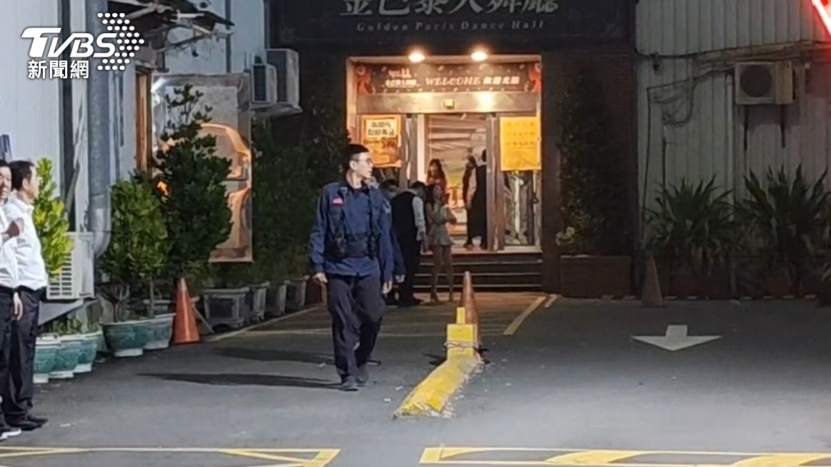 高雄知名舞廳金芭黎深夜傳出火警，顧客與服務生逃到戶外。（圖／TVBS）