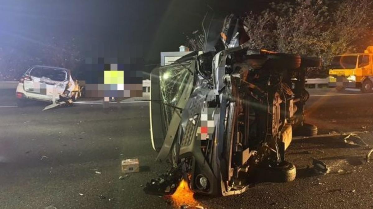 國道嘉義路段凌晨發生4車連環追撞。（圖／翻攝畫面）