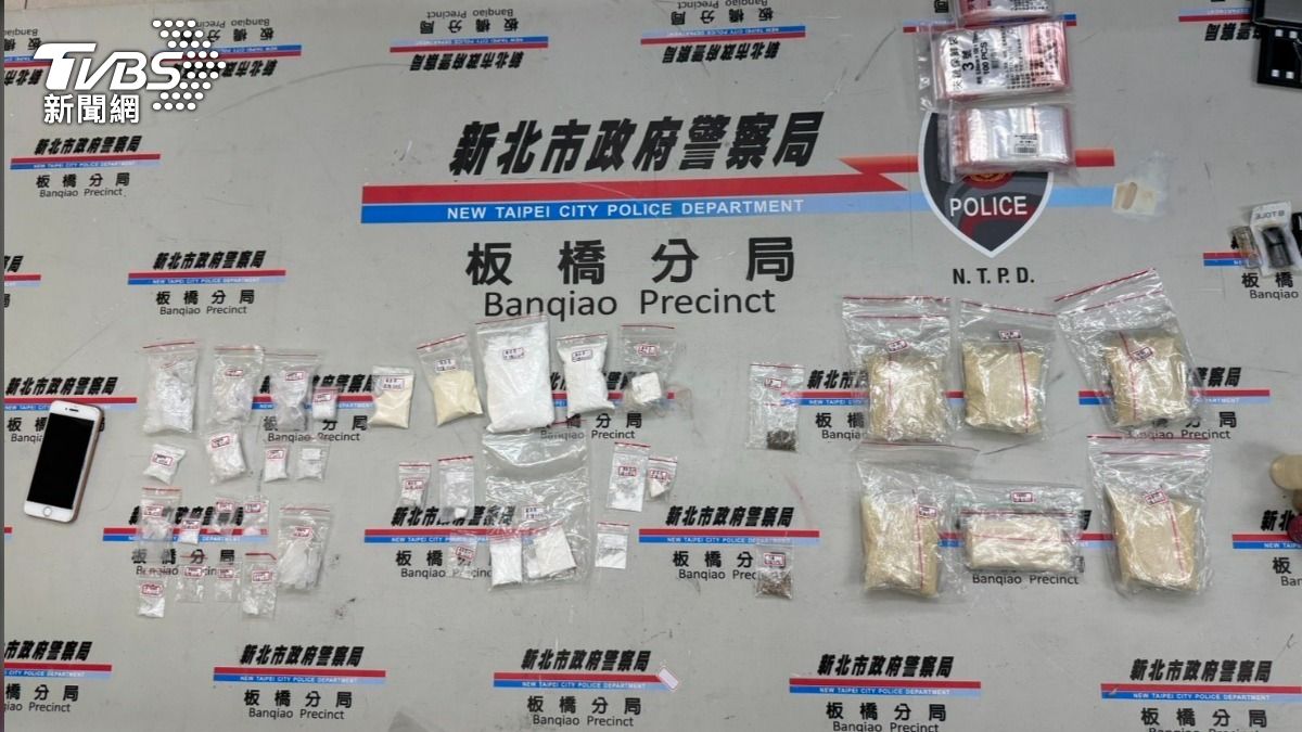 警方攔查可疑車輛,發現車內藏有大量毒品。(圖/TVBS)