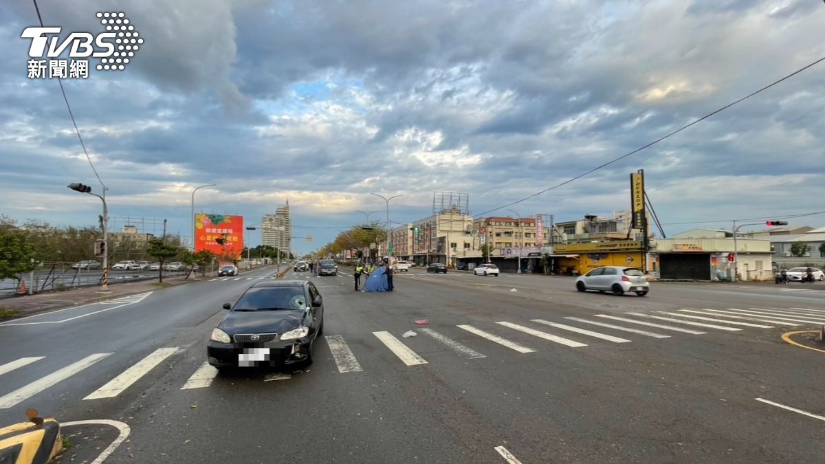 台中婦清晨遭車撞飛!頭顱破裂當場慘死 擋風玻璃現大洞