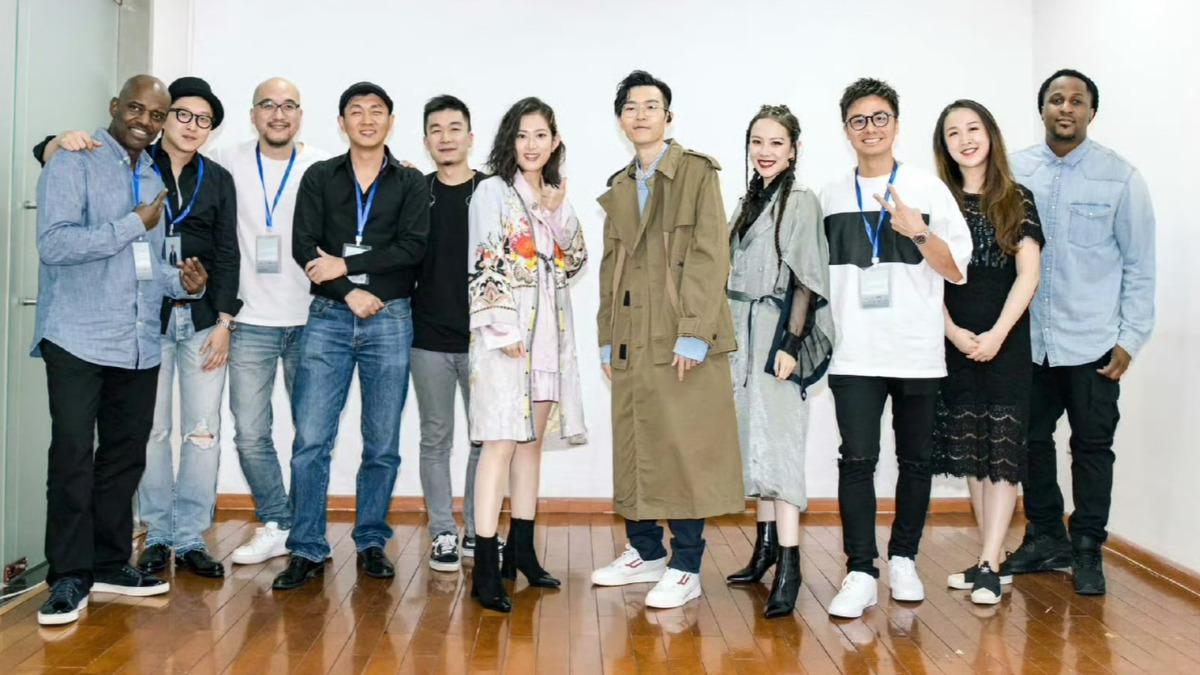 方大同是孔藝弦（中）的老闆。（圖／翻攝孔藝弦微博）
