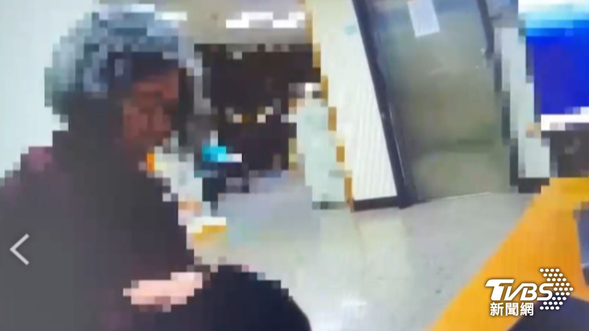 年約八十歲男子疑似迷途,家屬接獲通知,趕赴警局。(圖/TVBS)