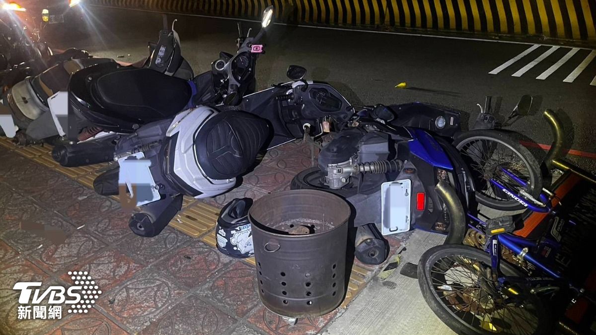 像骨牌般全倒!台中女暗夜推27台機車 歪頭躺地慘況曝