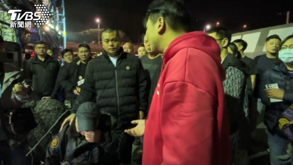 另名前往救援的張姓船長,對失蹤船長父親不斷致歉。(圖/TVBS)
