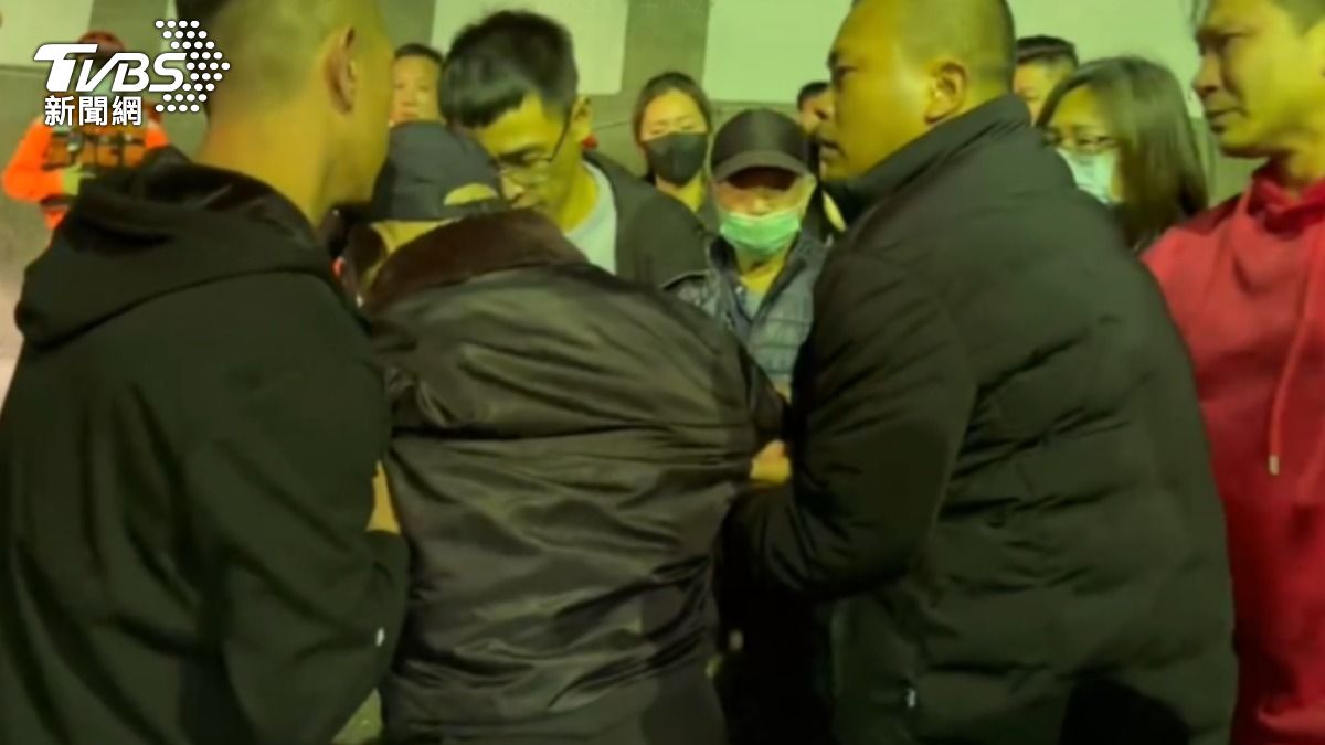 失蹤船長父親悲慟,當場癱軟需要人攙扶行走。(圖/TVBS)