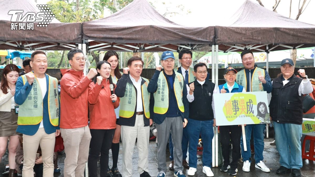 前中廣董事長趙少康4日號召戰鬥藍前往萬華罷免民進黨立委吳沛憶。(圖/潘建樺攝)
