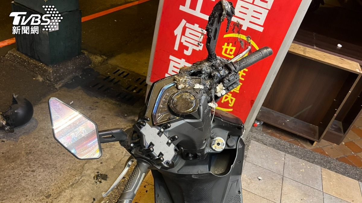 停放在騎樓的機車不知何故突然冒出火光。(圖/TVBS)