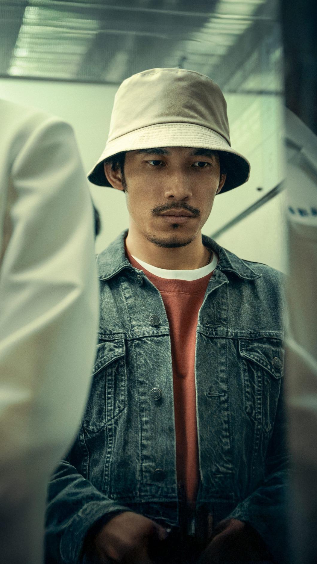 《The Outlaw Doctor 化外之醫》連炳發淪為嫌疑犯。(圖/公視、中華電信、瀚草文創提供)