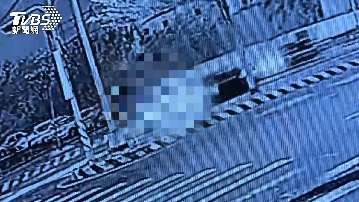 有片/驚悚瞬間曝!婦穿越車道閃過第一輛車 下秒慘被撞飛亡