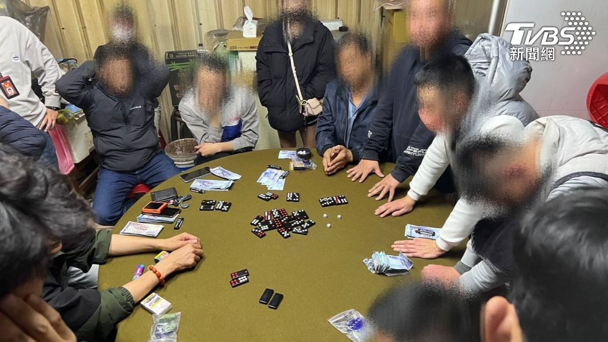 父好賭「孩子學費沒錢繳」!友人看不下去 助警破天九牌賭場