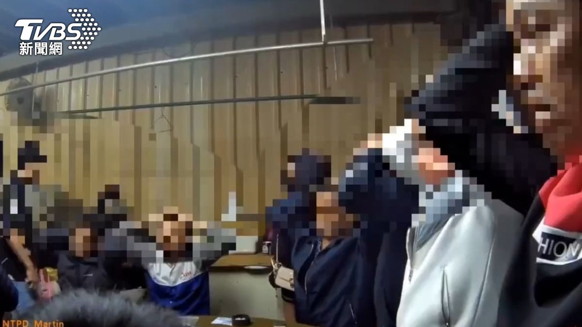 警方查獲現場19人。（圖／TVBS）
