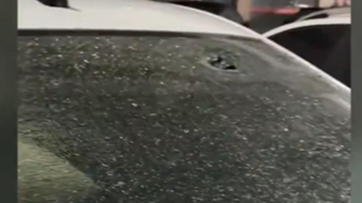 福建的巨無霸冰雹也砸爛不少汽車的車窗。（圖／浙江廣電集團）