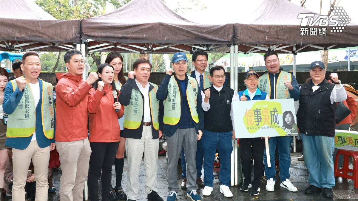 趙少康今(4)日現身聲援擺攤罷免綠委吳沛憶的團體「憶事吳成」。(圖/潘建樺攝)