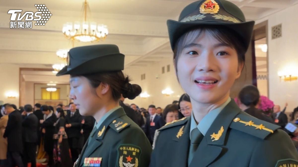 中國兩會今登場 最美女飛官「解放軍宋慧喬」現身成嬌點
