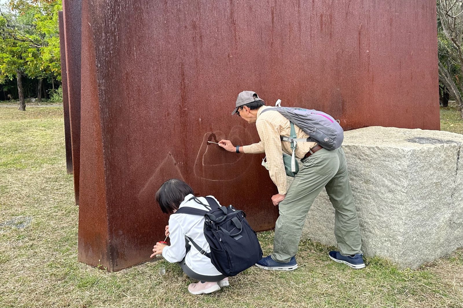 修復師提到只能進行基本清理,無法完全去除塗鴉痕跡。(翻攝自高雄市立美術館臉書)