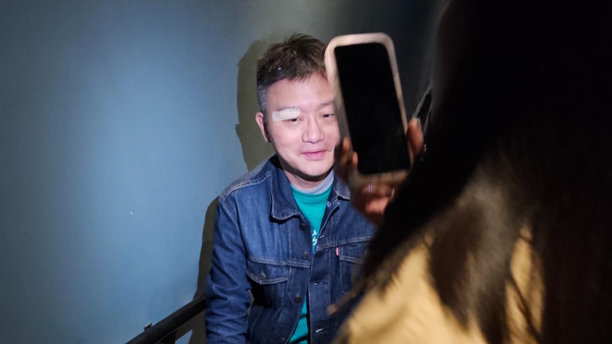 《夜校女生》跑宣傳爆意外!導演過激「重摔濺血」 負傷撐完全程