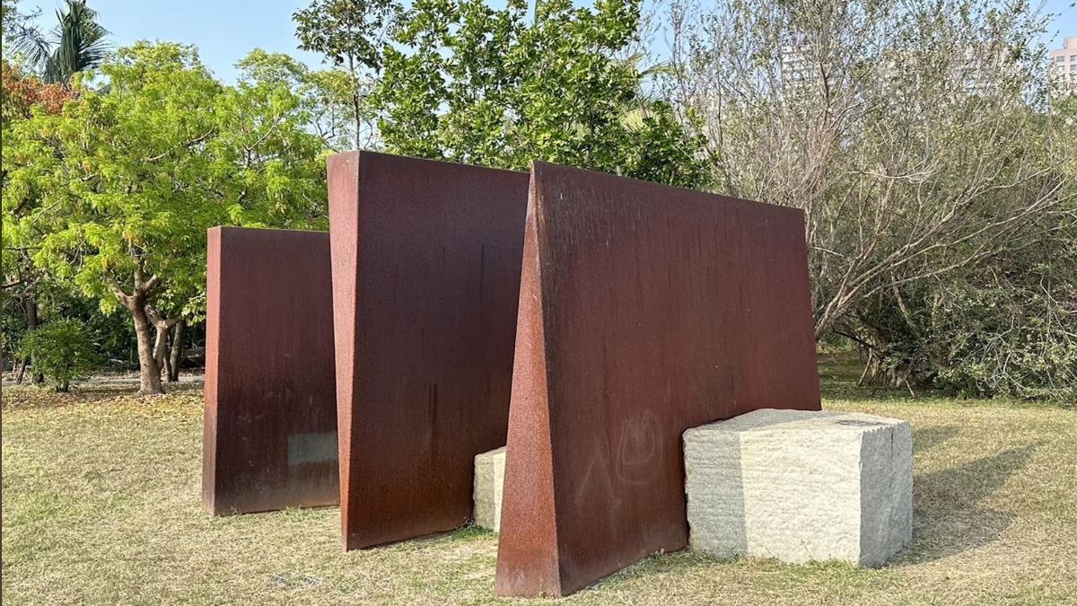 高美館戶外作品遭塗鴉破壞　沒公德心還敢簽名