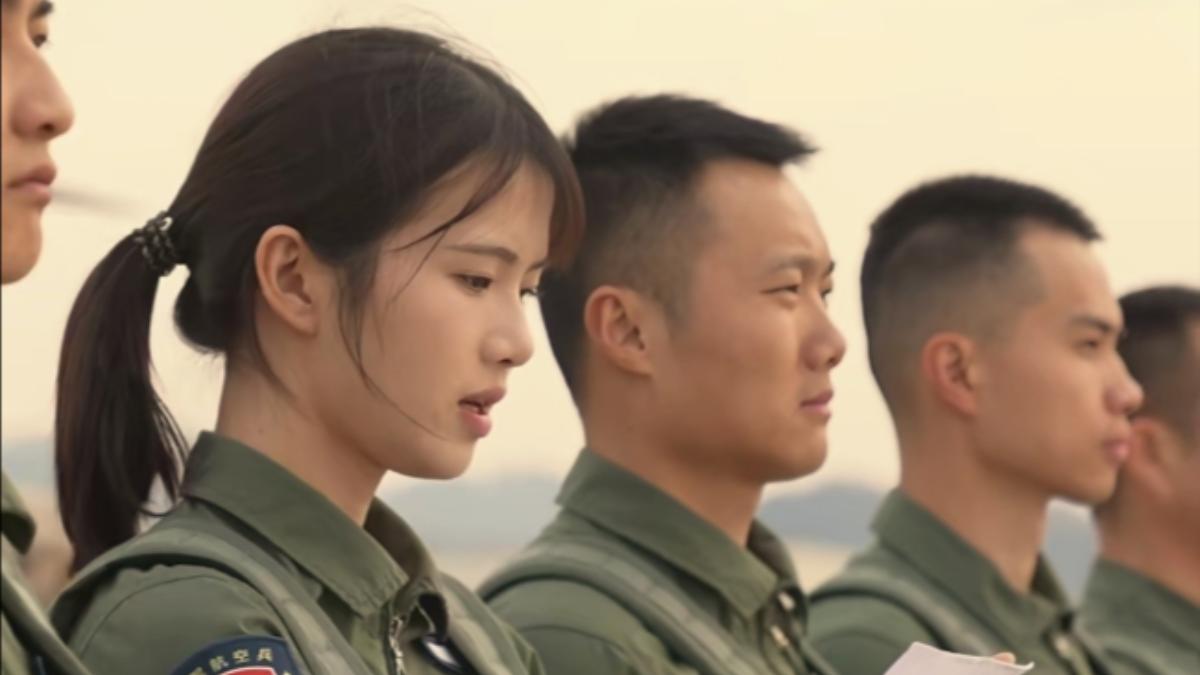 與戰友一同在春晚表演的徐楓燦。(圖/取自微博)