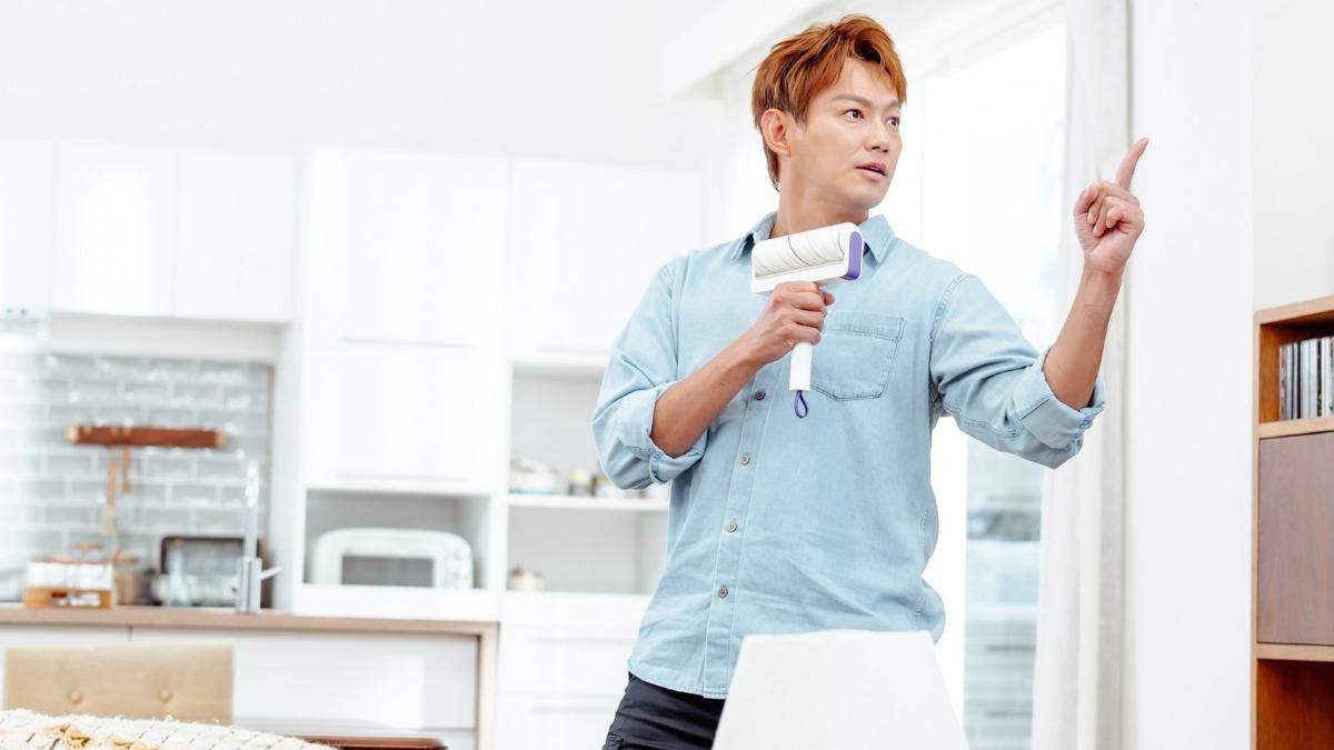 威廉勤勞做家事。(圖/花仙子企業股份有限公司提供)