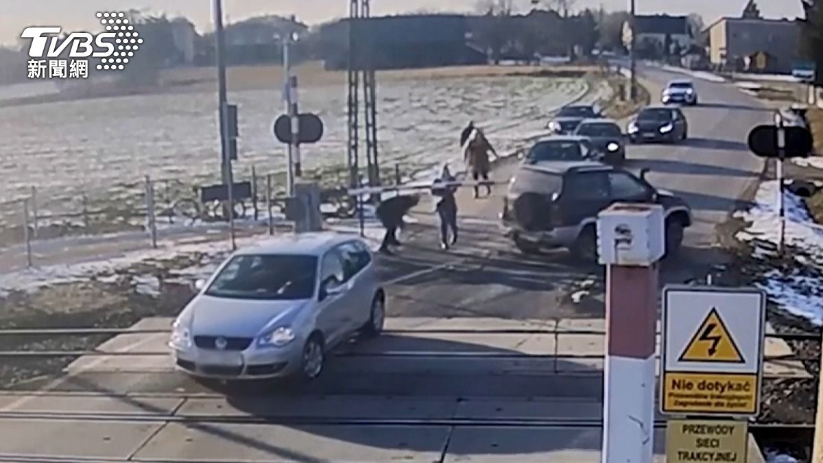 女車主見無計可施，緊即下車找人救援。（圖／美聯社）