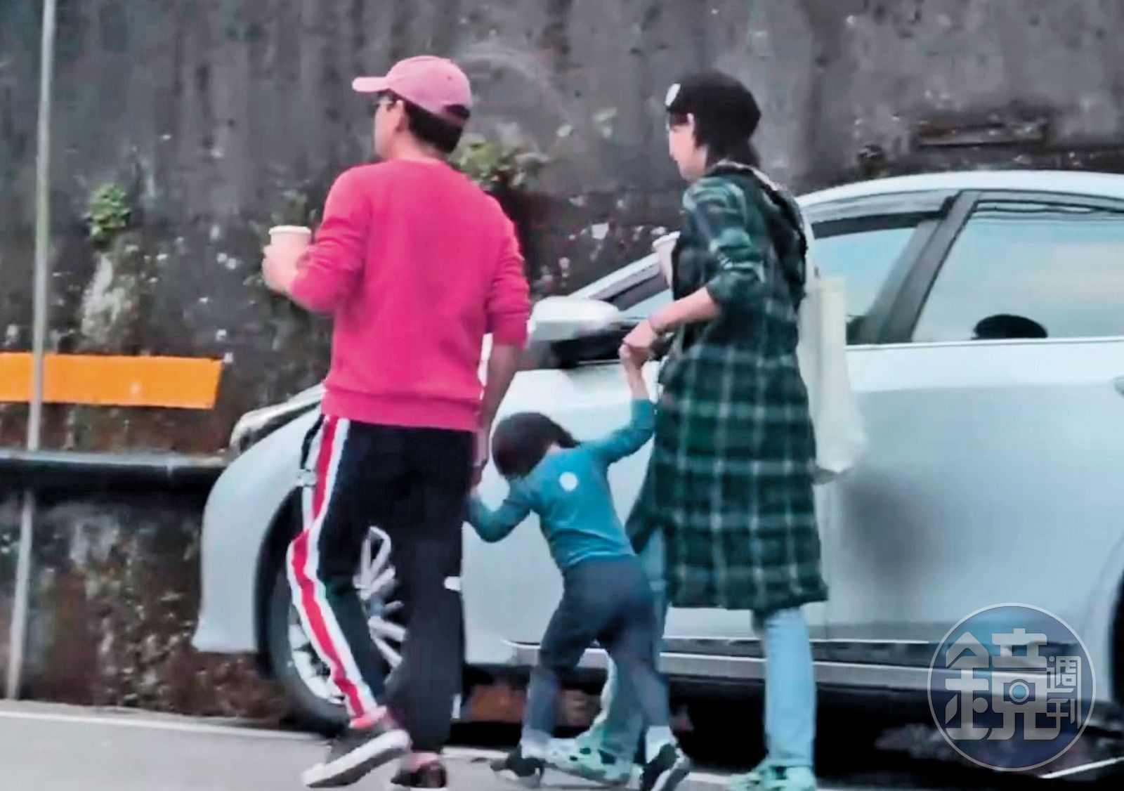 女兒(中)走一走差點跌倒,接著就不想再繼續走路。(圖/讀者提供)