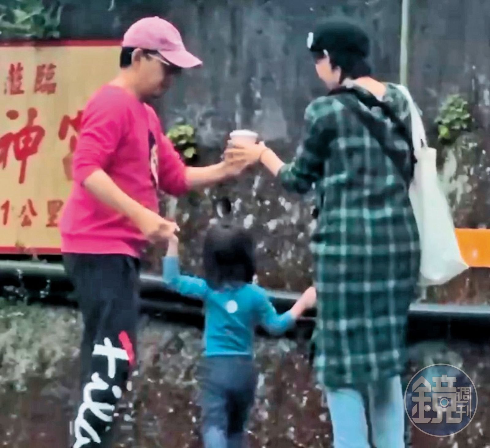 黃子佼將咖啡遞給孟耿如,準備要抱起女兒。(圖/讀者提供)