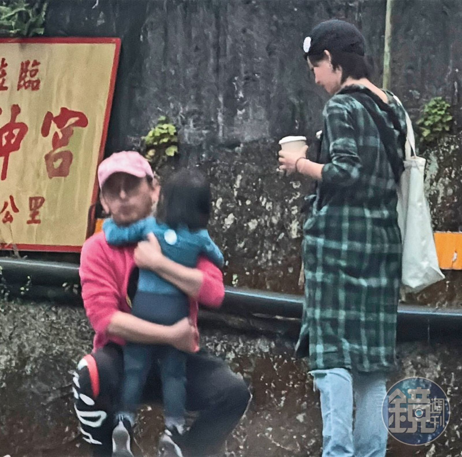 黃子佼蹲下安撫女兒。(圖/讀者提供)