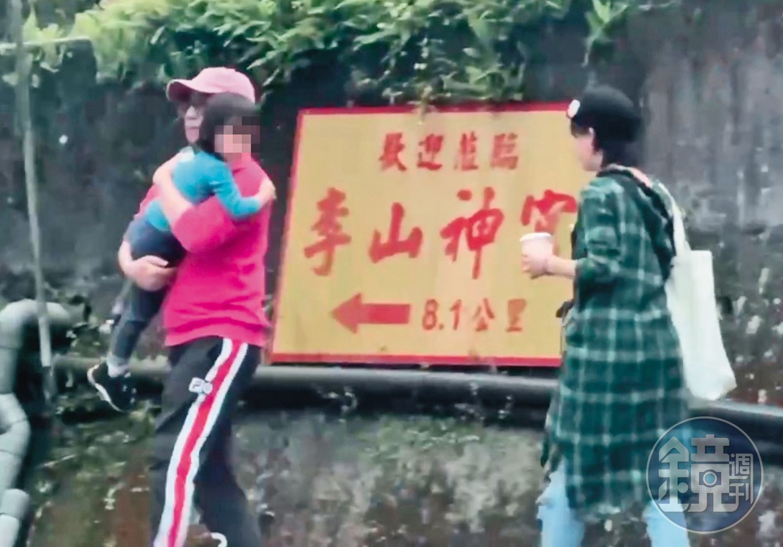 黃子佼隨後將女兒一把抱起,走去停車處。(圖/讀者提供)