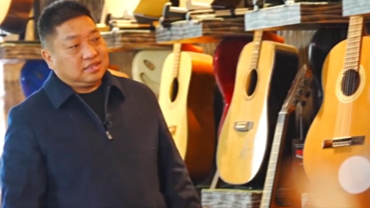 40歲的鄭傳玖創辦了「神曲樂器製造公司」,包括日本頂級品牌Ibanez、美國Fender芬達樂器都找他下單。(圖/CCTV+)