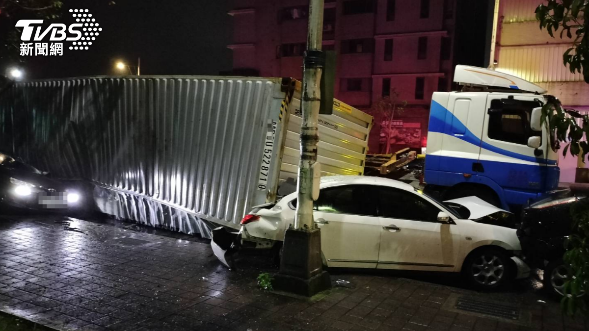 過彎失控!基隆貨櫃車清晨恐怖翻車 壓毀路旁5車