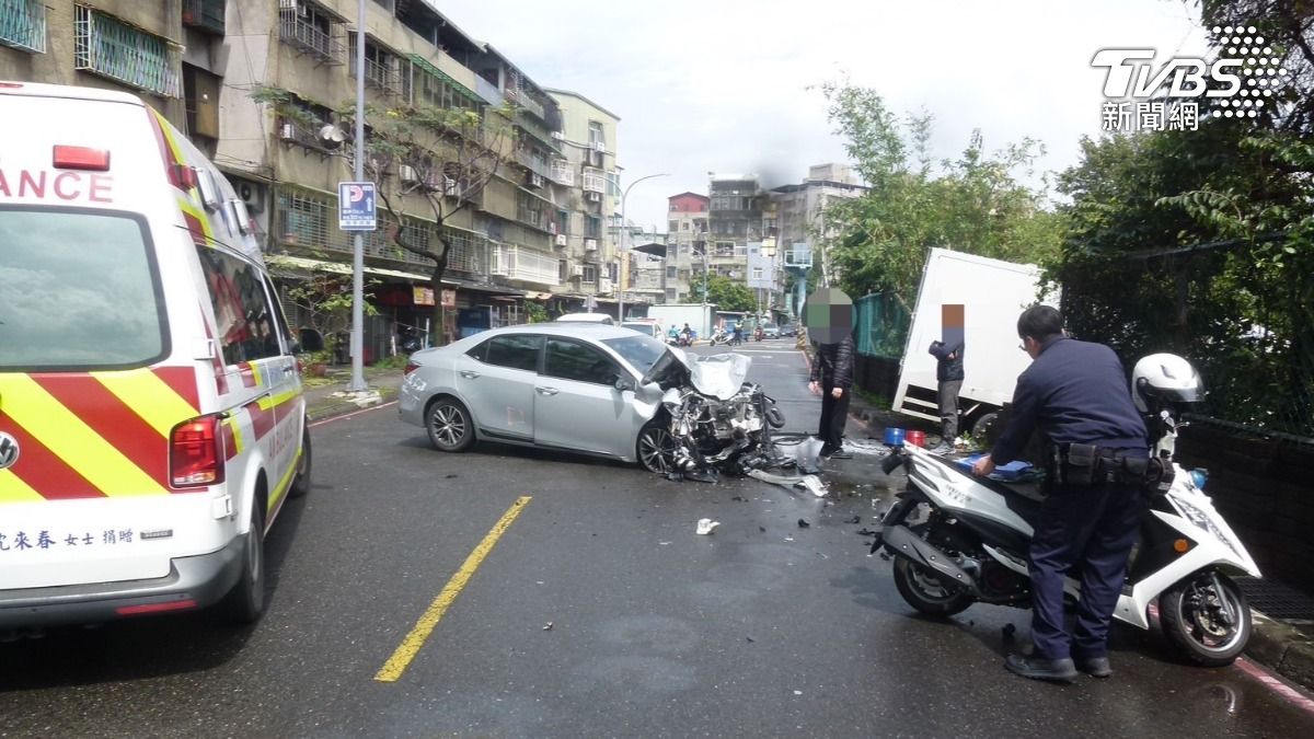 有片/新北小客車失控打滑!逆向對撞小貨車「車頭全爛」