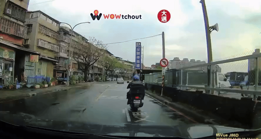 撞擊瞬間曝光。(圖/翻攝自WoWtchout - 地圖型行車影像分享平台)