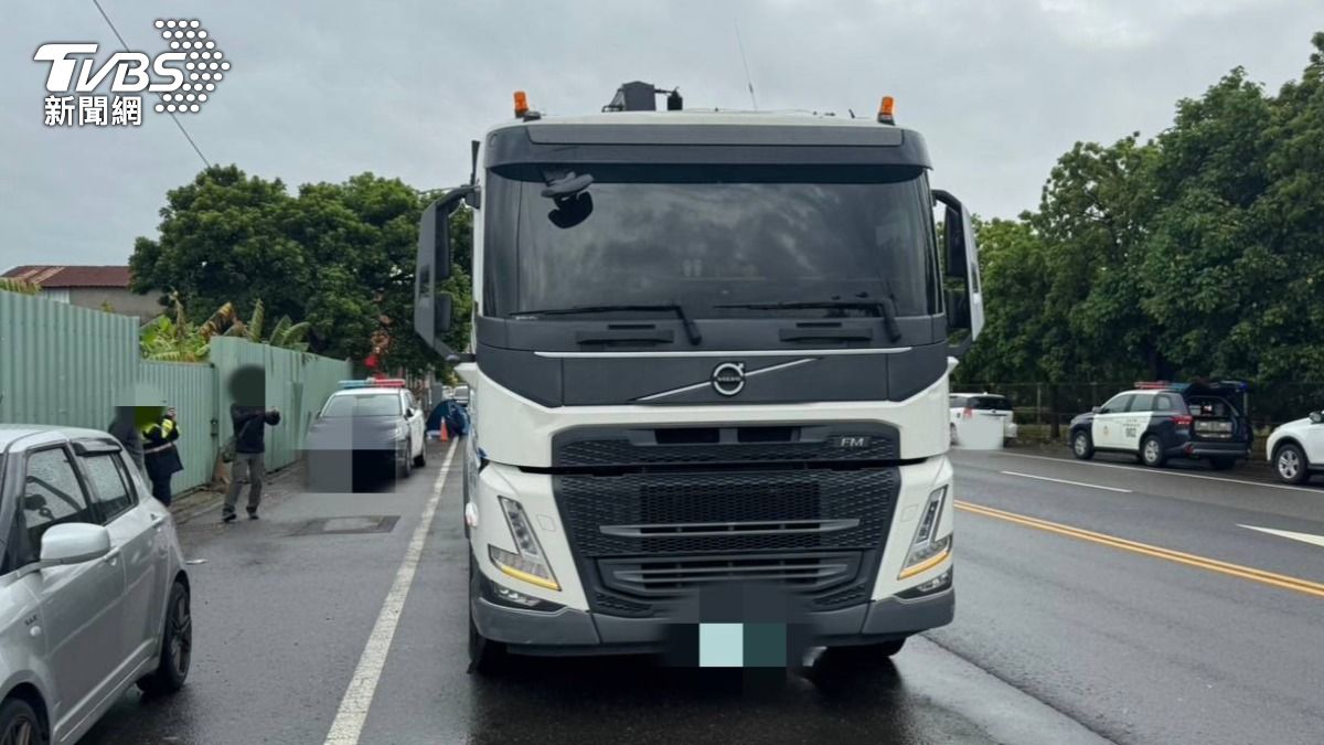 大貨車和機車發生嚴重碰撞。(圖/TVBS)