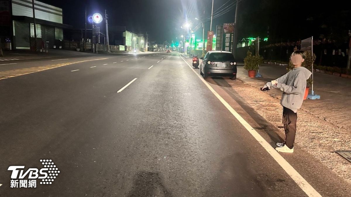 警方獲報後到場該條大蛇已不見蹤影。。(圖/TVBS)