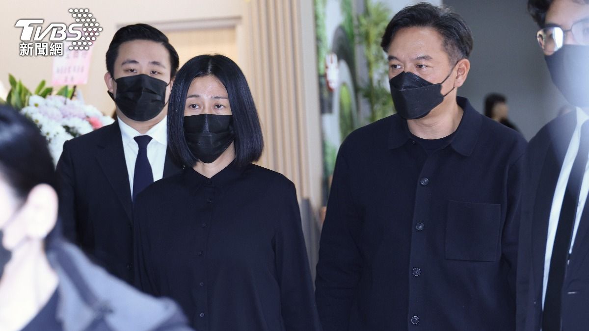 張翰帶妻子現身告別式。(圖/張哲鳴攝)