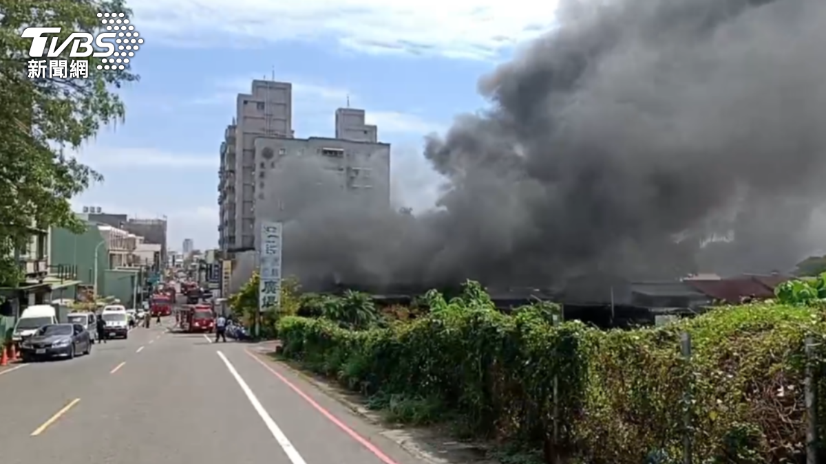 台南市永康區一間鐵皮工廠猛烈燃燒。（圖／TVBS）