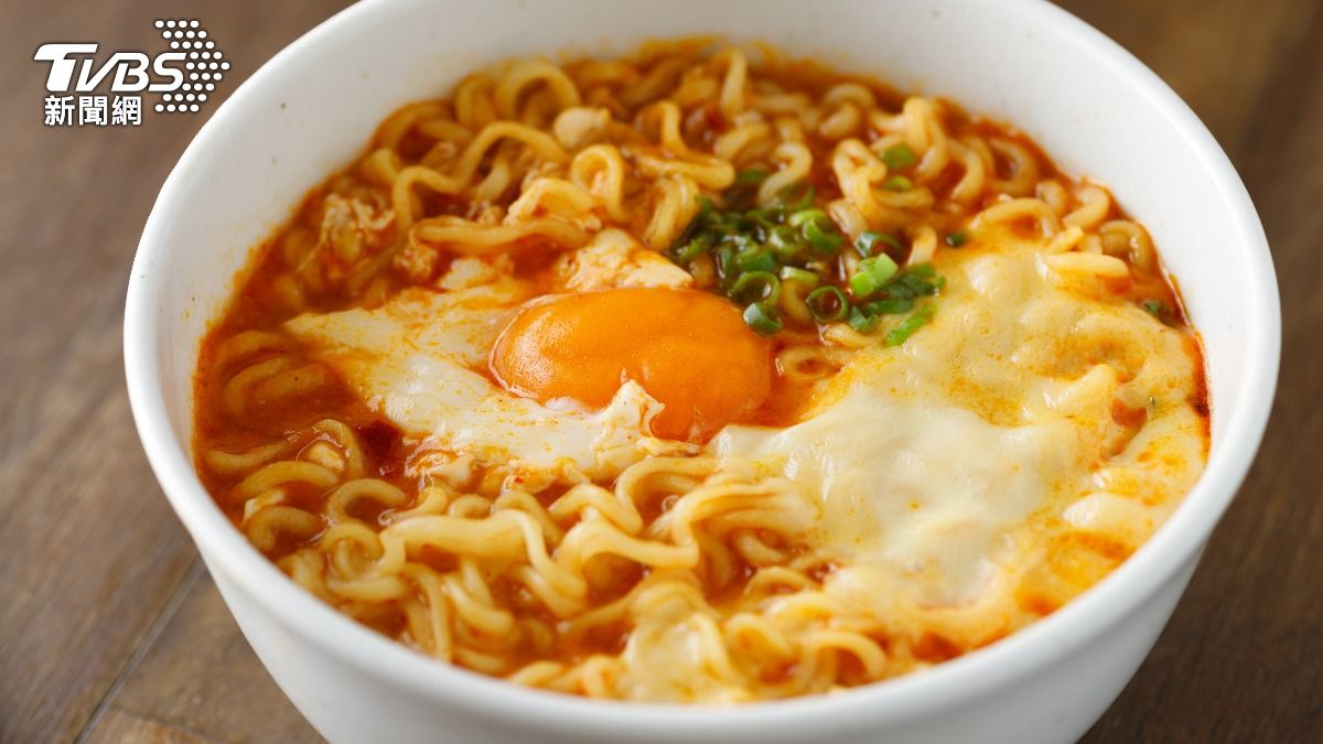 台灣史上最強!「始祖級泡麵」強勢回歸 老饕淚崩:兒時記憶