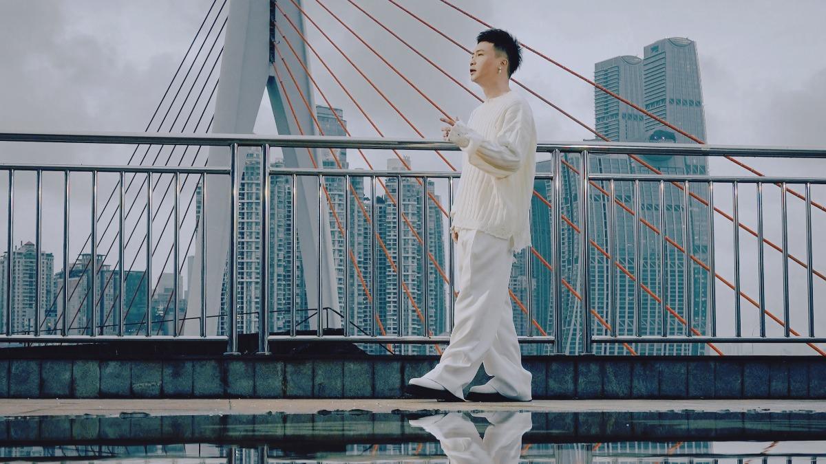 蕭秉治新歌〈想悄悄住進你的靈魂〉登上KKBOX即時榜冠軍。(圖/相信音樂提供)