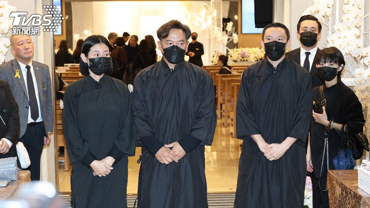 張震、張翰兄弟「三鞠躬」致謝媒體 低調說話了:媽媽喜歡熱鬧