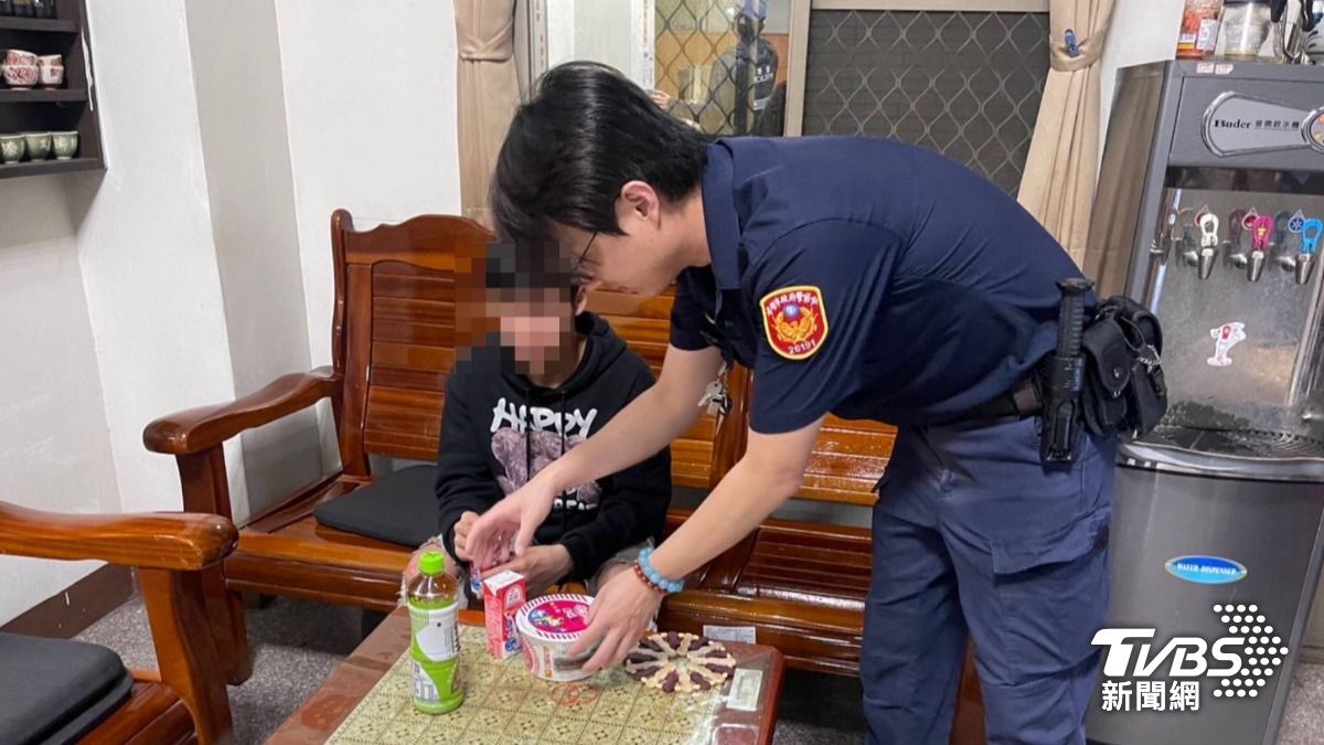 高雄孝孫照顧住院嬤 心繫課業「徒步4小時返家」累到坐路邊