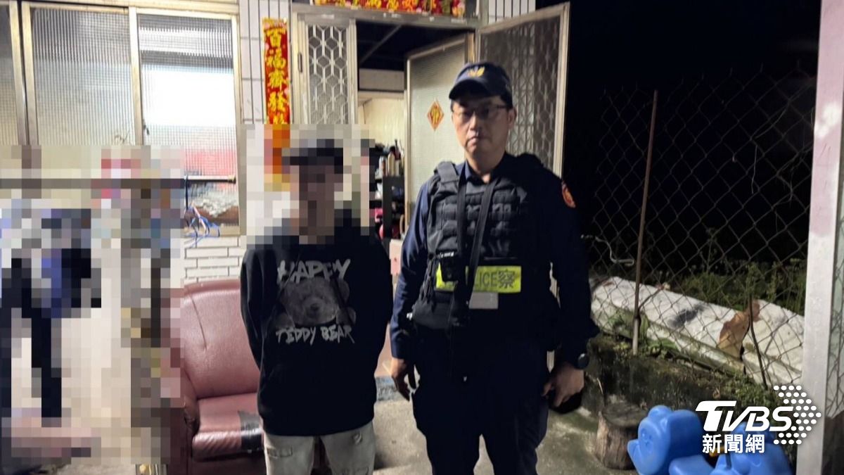 警方得知少年狀況被他感動,親自安全送返家。(圖/TVBS)