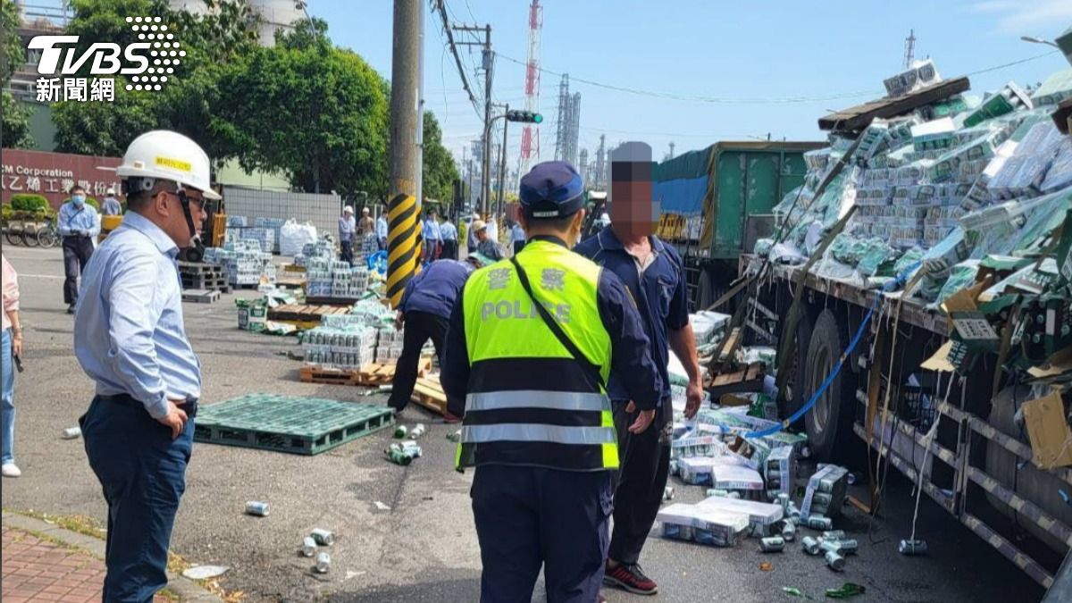 拖板車在下橋轉彎時,大量啤酒掉落在地。(圖/TVBS)
